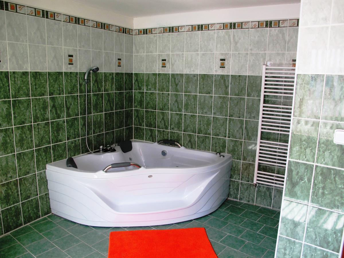 Hotel U Lisky Hostka  Buitenkant foto