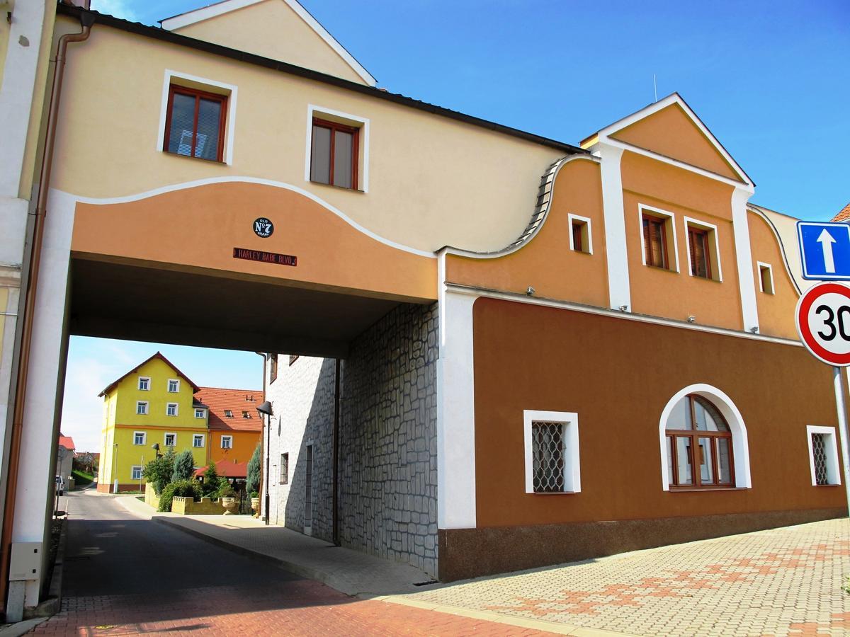 Hotel U Lisky Hostka  Buitenkant foto
