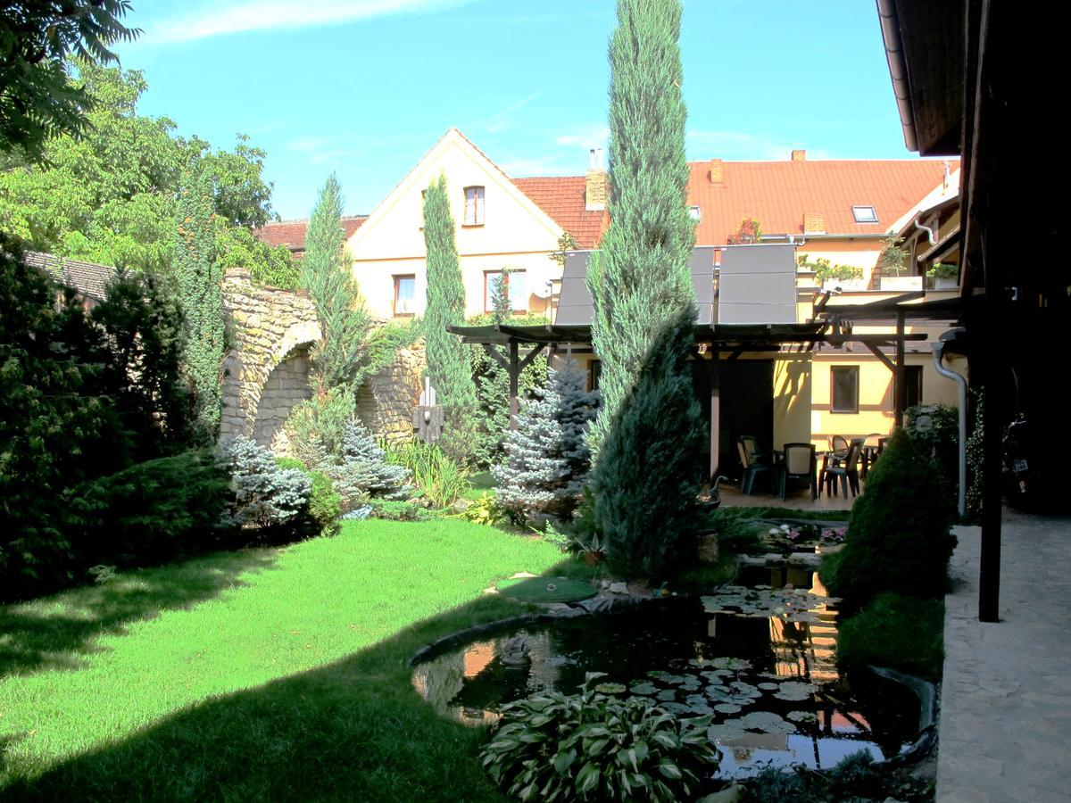 Hotel U Lisky Hostka  Buitenkant foto