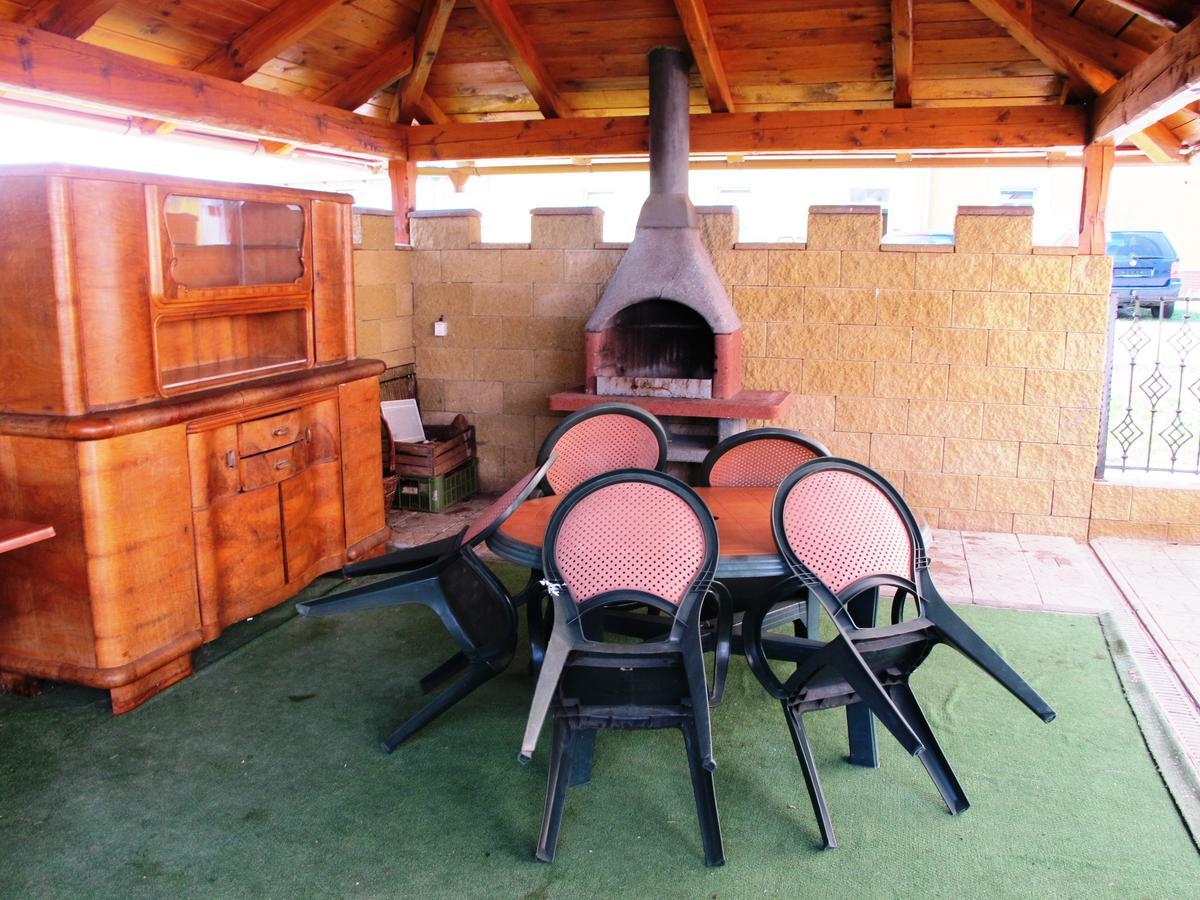Hotel U Lisky Hostka  Buitenkant foto